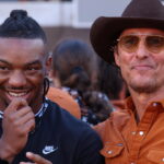 Bijan Robinson recibe felicitaciones, un mensaje de Matthew McConaughey.