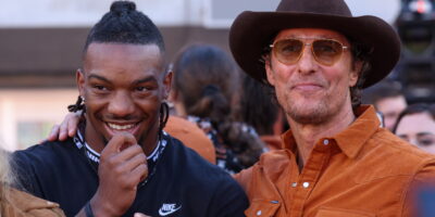 Bijan Robinson recibe felicitaciones, un mensaje de Matthew McConaughey.