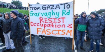 Manifestantes bloquean un barrio católico antes de una marcha en Irlanda del Norte